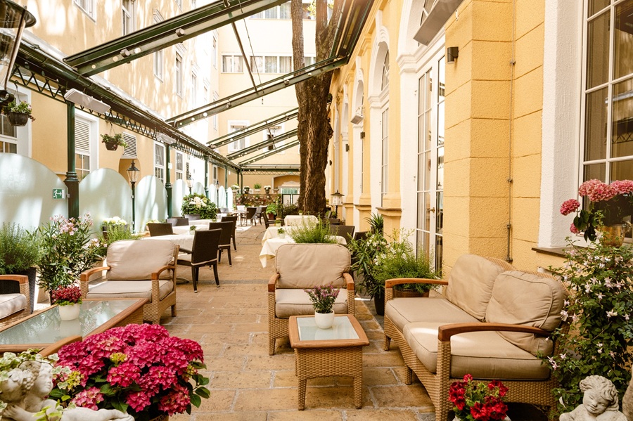 Gesamtansicht des Hofgartens im Hotel Stefanie Wien