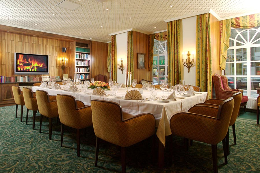 View into the Bibliothek of the restaurant Stefanie in Vienna