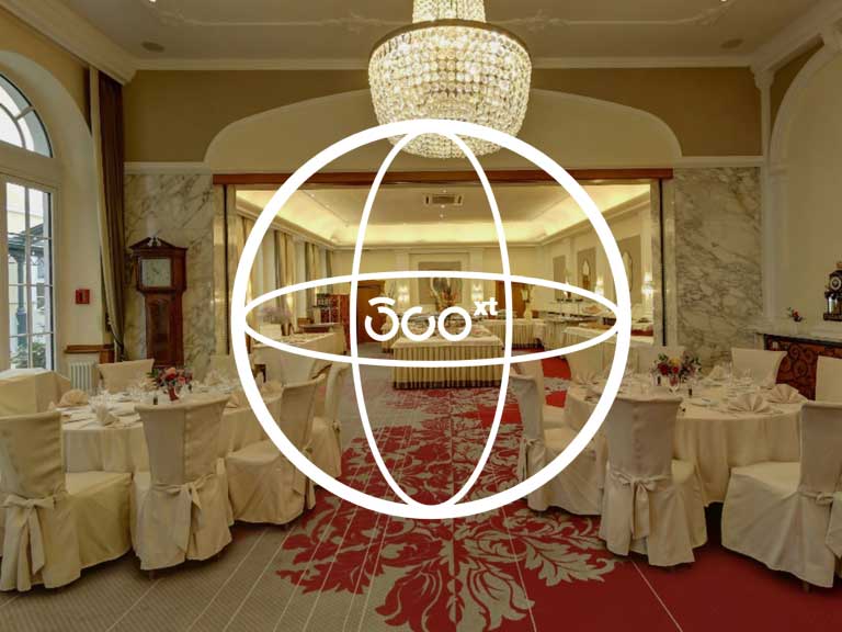 Raum mit Hochzeitsdeko und großes 360° Logo darüber